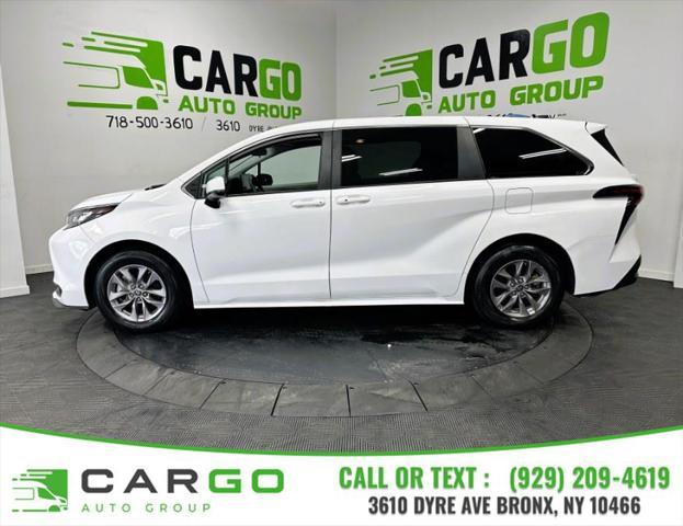 Photo of 2022 White Toyota Sienna