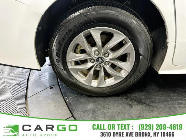 Photo of 2022 White Toyota Sienna