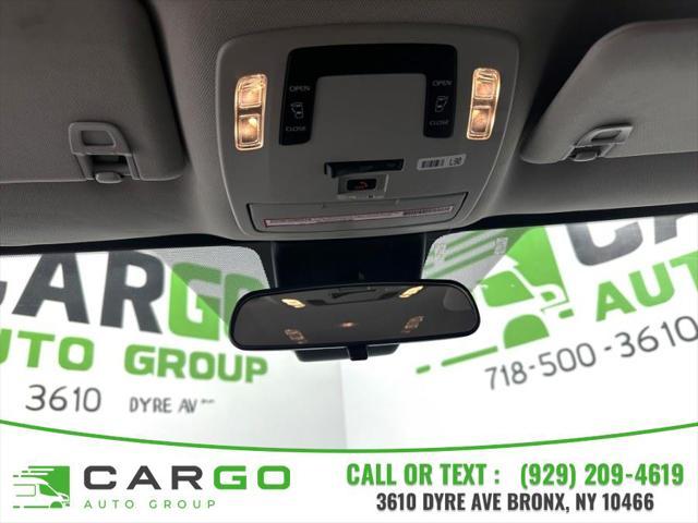 Photo of 2022 White Toyota Sienna