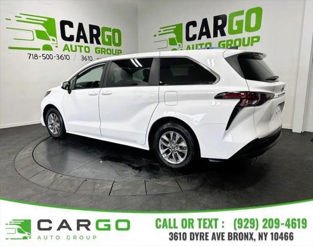 Photo of 2022 White Toyota Sienna