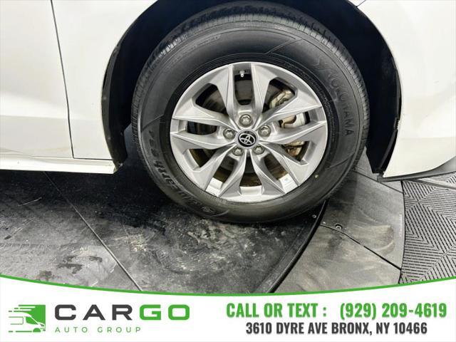 Photo of 2022 White Toyota Sienna
