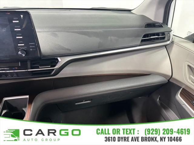 Photo of 2022 White Toyota Sienna