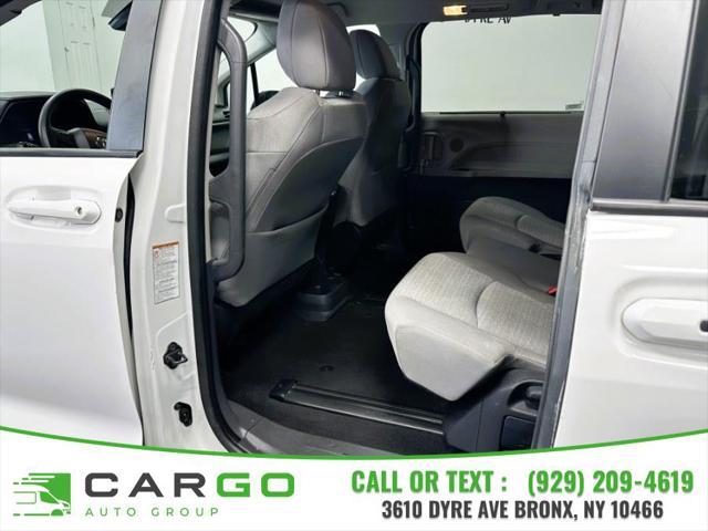 Photo of 2022 White Toyota Sienna