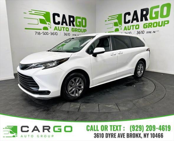 Photo of 2022 White Toyota Sienna