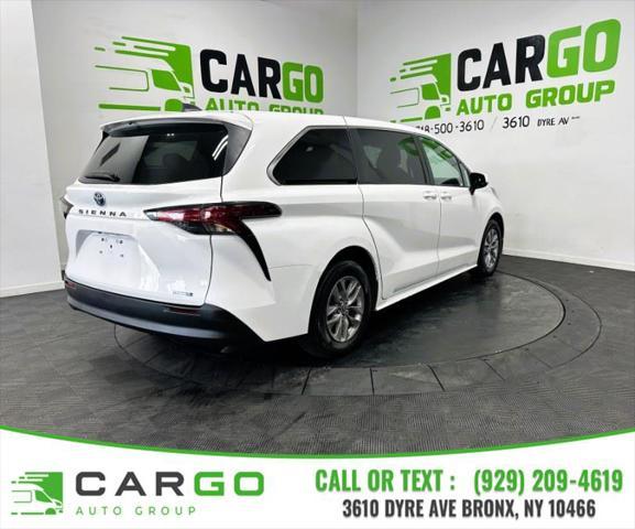 Photo of 2022 White Toyota Sienna