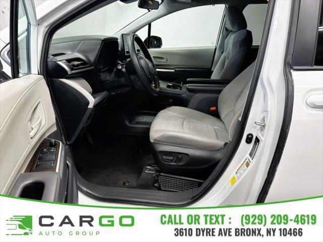 Photo of 2022 White Toyota Sienna