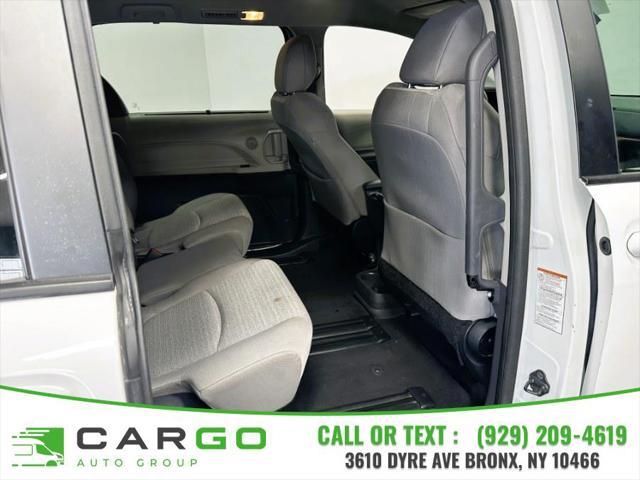 Photo of 2022 White Toyota Sienna