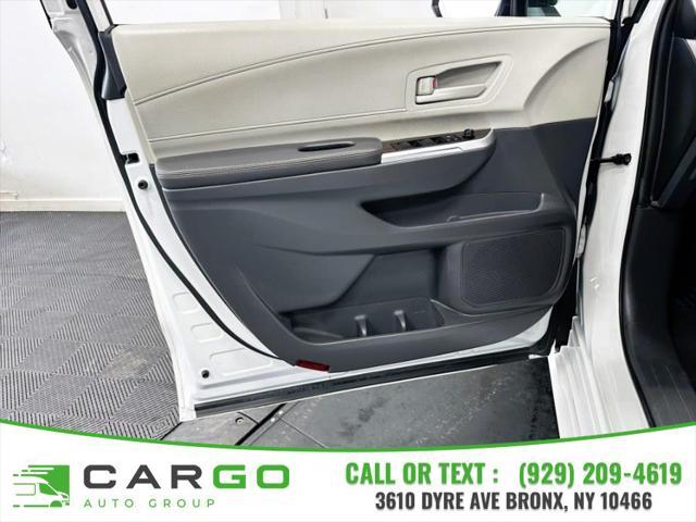 Photo of 2022 White Toyota Sienna