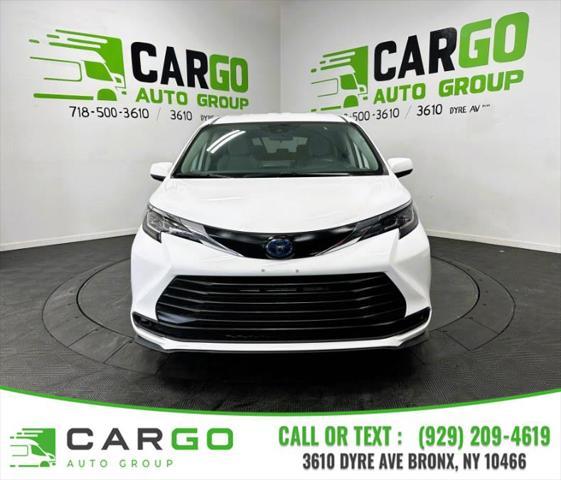 Photo of 2022 White Toyota Sienna