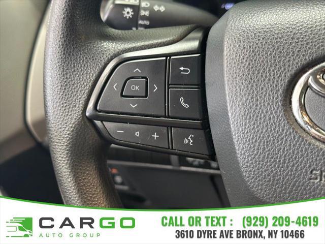 Photo of 2022 White Toyota Sienna