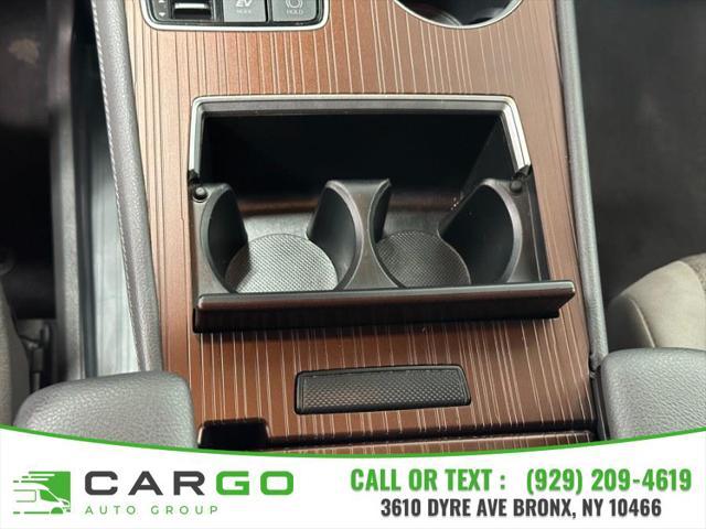 Photo of 2022 White Toyota Sienna