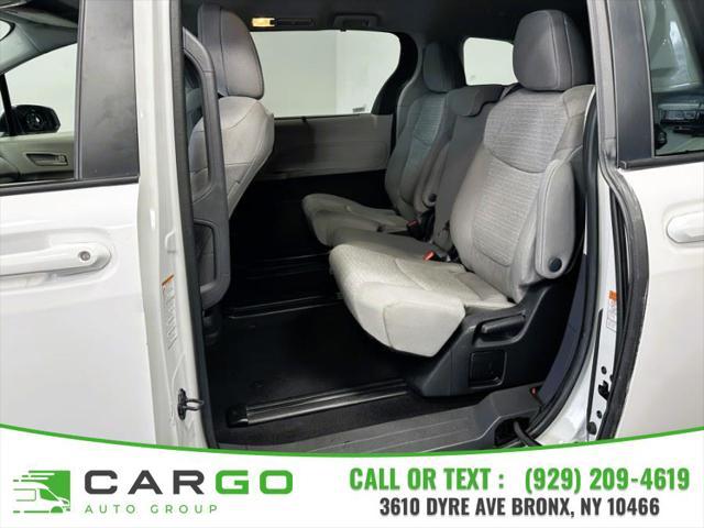 Photo of 2022 White Toyota Sienna