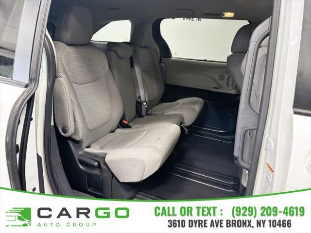 Photo of 2022 White Toyota Sienna