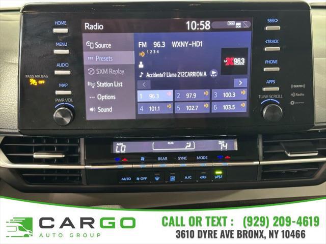 Photo of 2022 White Toyota Sienna