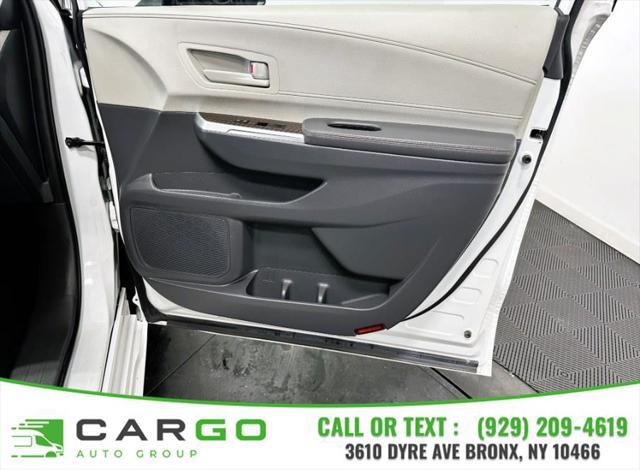 Photo of 2022 White Toyota Sienna