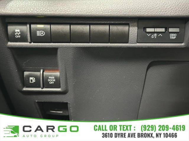 Photo of 2022 White Toyota Sienna