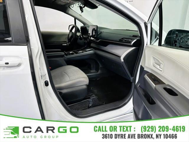 Photo of 2022 White Toyota Sienna