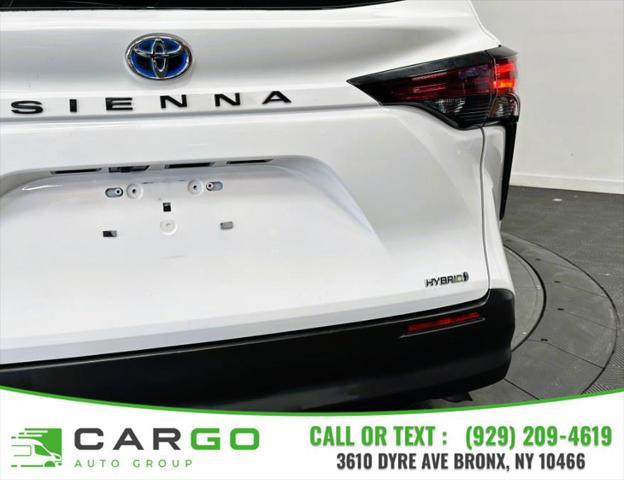 Photo of 2022 White Toyota Sienna