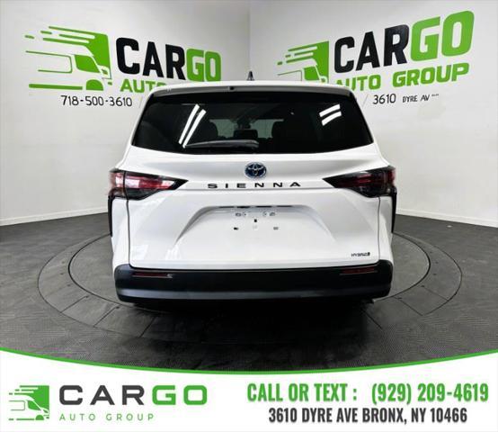 Photo of 2022 White Toyota Sienna
