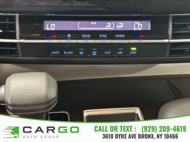 Photo of 2022 White Toyota Sienna