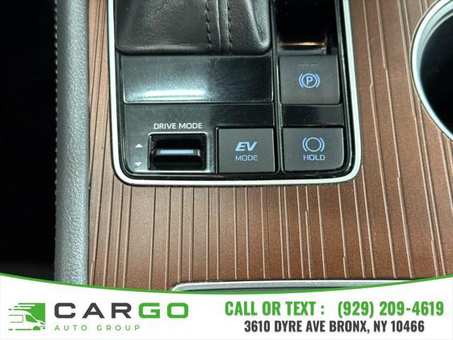 Photo of 2022 White Toyota Sienna