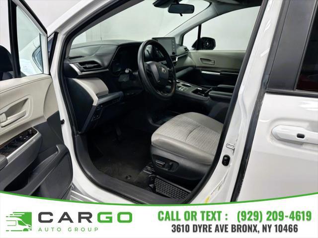 Photo of 2022 White Toyota Sienna