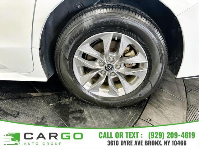 Photo of 2022 White Toyota Sienna