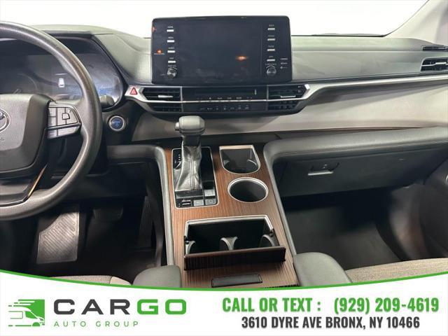 Photo of 2022 White Toyota Sienna