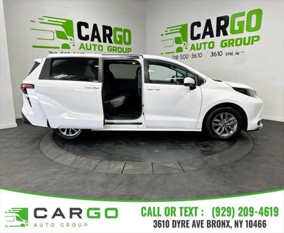 Photo of 2022 White Toyota Sienna