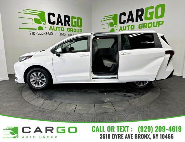 Photo of 2022 White Toyota Sienna