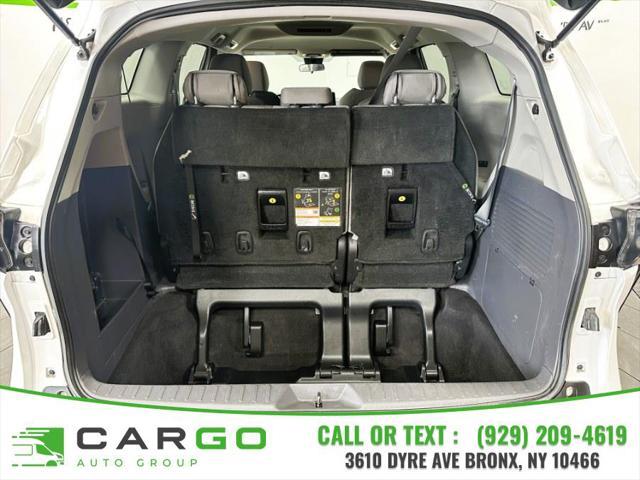 Photo of 2022 White Toyota Sienna