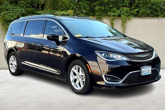 Photo of 2017 Dark Cordovan Pearlcoat Chrysler Pacifica