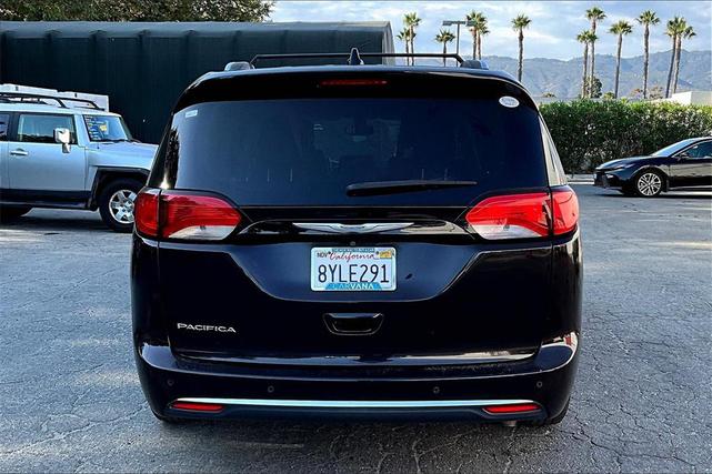 Photo of 2017 Dark Cordovan Pearlcoat Chrysler Pacifica