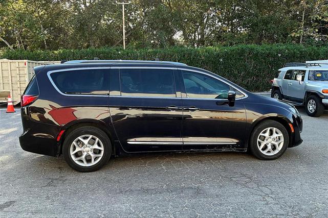 Photo of 2017 Dark Cordovan Pearlcoat Chrysler Pacifica
