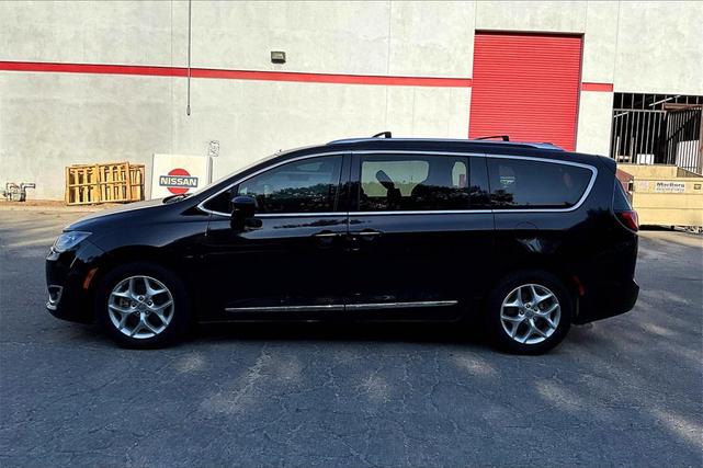 Photo of 2017 Dark Cordovan Pearlcoat Chrysler Pacifica