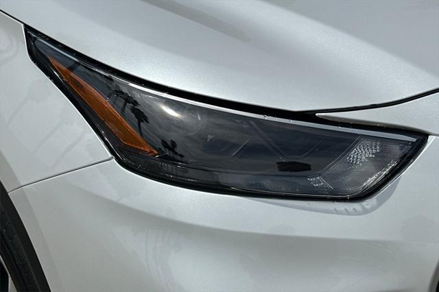 Photo of 2025 Wind Chill Pearl Toyota Highlander
