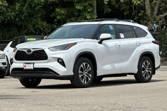 Photo of 2025 Wind Chill Pearl Toyota Highlander
