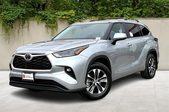 Photo of 2025 Celestial Silver Metallic Toyota Highlander
