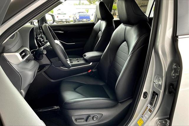 Photo of 2025 Celestial Silver Metallic Toyota Highlander