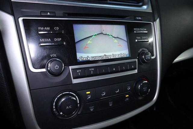 Photo of 2016 Glacier White Nissan Altima