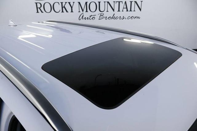 Photo of 2022 Glacial White Pearl Kia Telluride