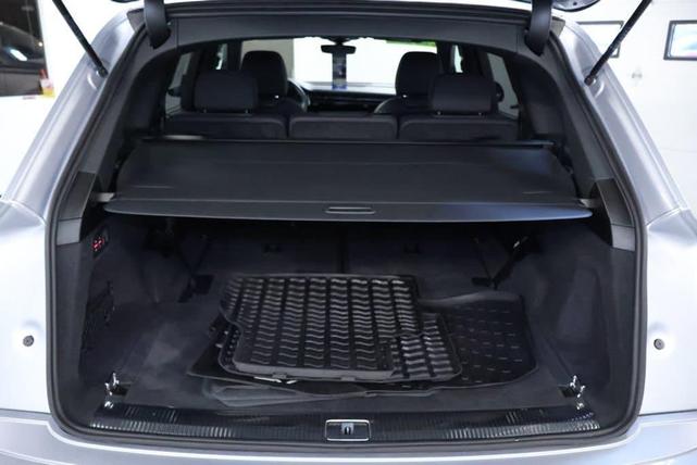 Photo of 2022 Florett Silver Metallic Audi Q7