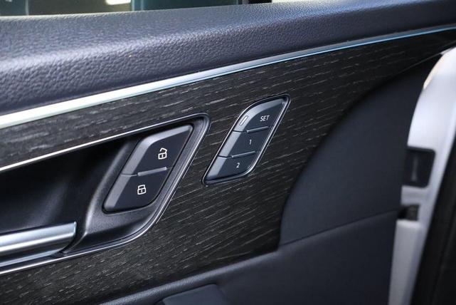Photo of 2022 Florett Silver Metallic Audi Q7