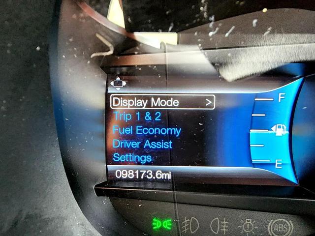 Photo of 2018 White Platinum Metallic Tri-Coat Ford Edge