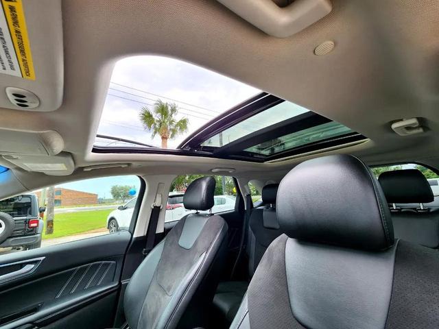 Photo of 2018 White Platinum Metallic Tri-Coat Ford Edge