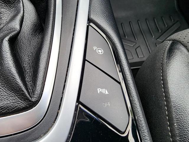 Photo of 2018 White Platinum Metallic Tri-Coat Ford Edge