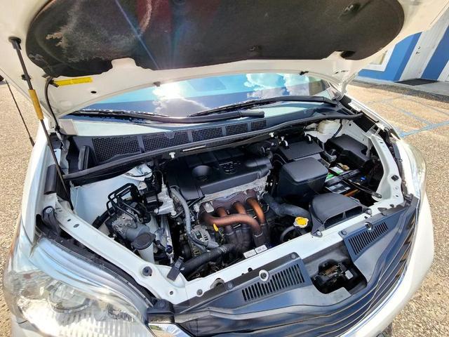 Photo of 2012 Super White Toyota Sienna