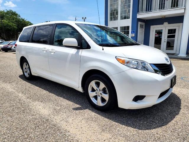 Photo of 2012 Super White Toyota Sienna