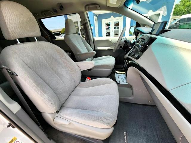 Photo of 2012 Super White Toyota Sienna