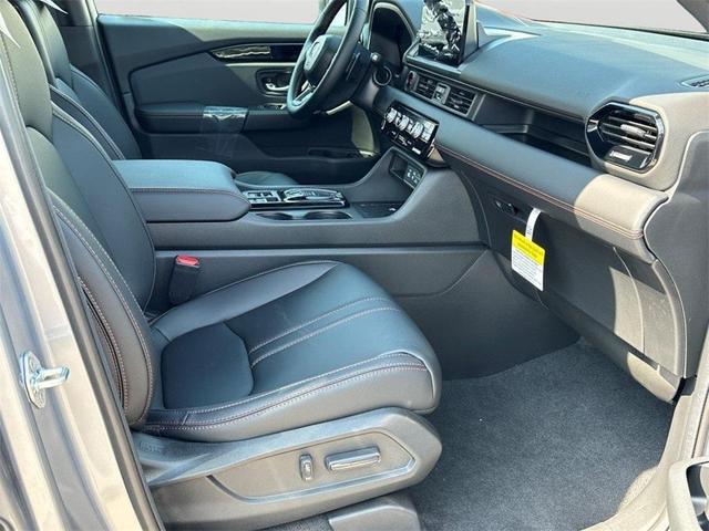 Photo of 2025 Alabaster Silver Metallic Honda Pilot